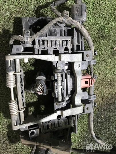 Скелет ручки передний левый Audi A8 D3 BVJ 4.2 FSI