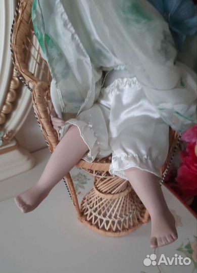 Кукла фарфоровая