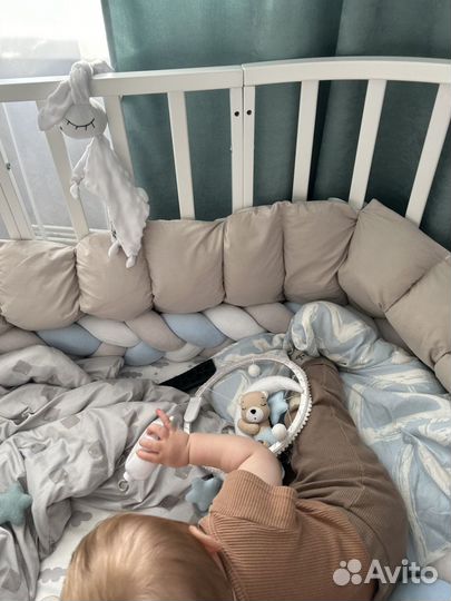 Детская кроватка с маятником