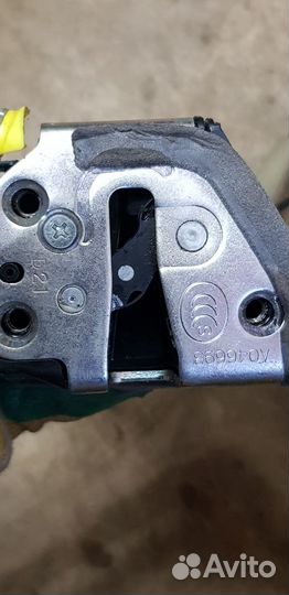 Замок двери передней правой Тойота королла Е150