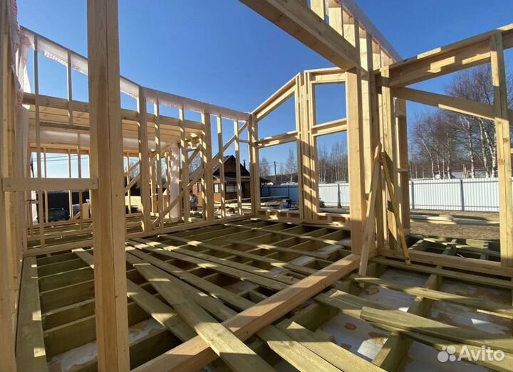 Строительная бригада плотники