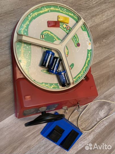 Машинка на пульте управления,на батарейках
