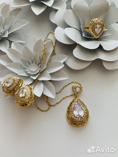 Ювелирный комплект колье, серьги, кольцо