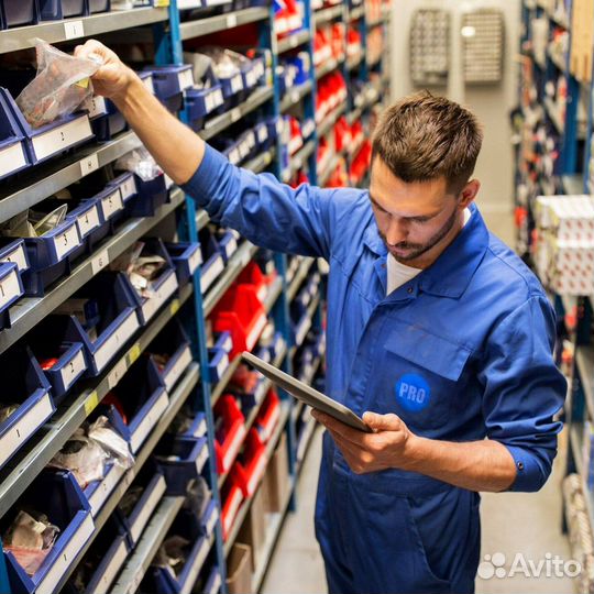 Сотрудник склада с тсд