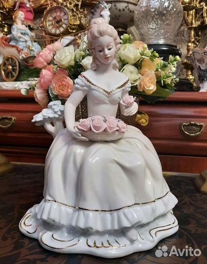 Статуэтка дама