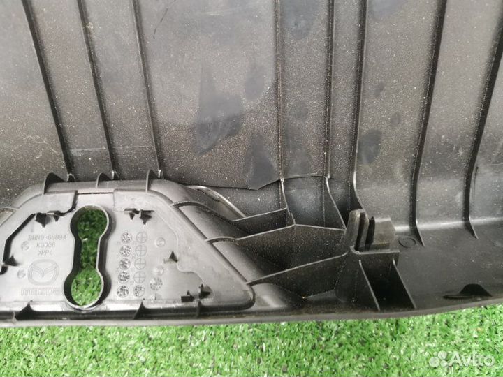 Накладка замка багажника задняя Mazda 3 хетчбэк BM