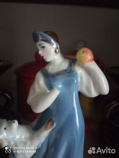 Статуэтка царевна с яблоком