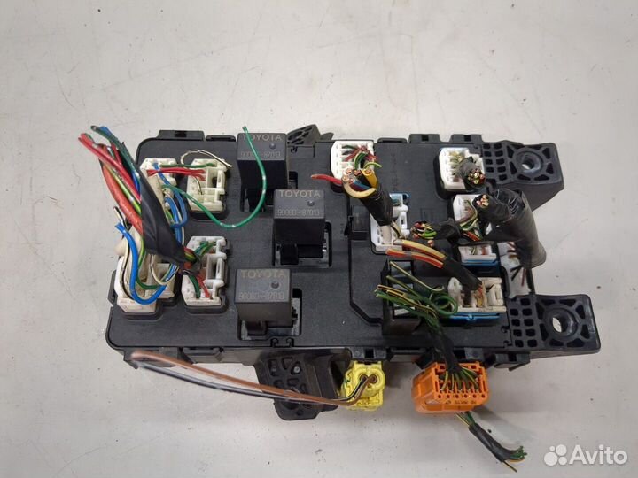 Блок предохранителей Toyota Avensis 1, 2000