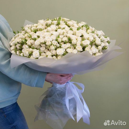 Букет из 101 белой кустовой розы