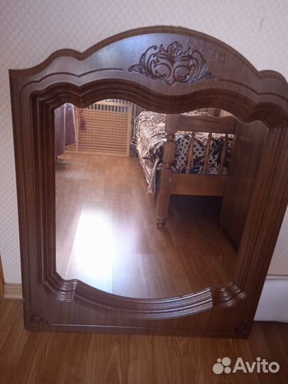 Настенное зеркало