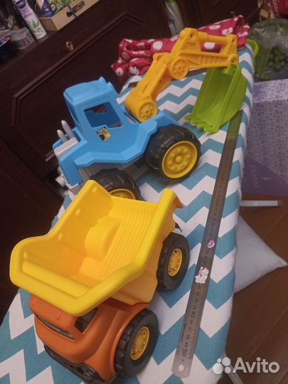 Трактор и самосвал