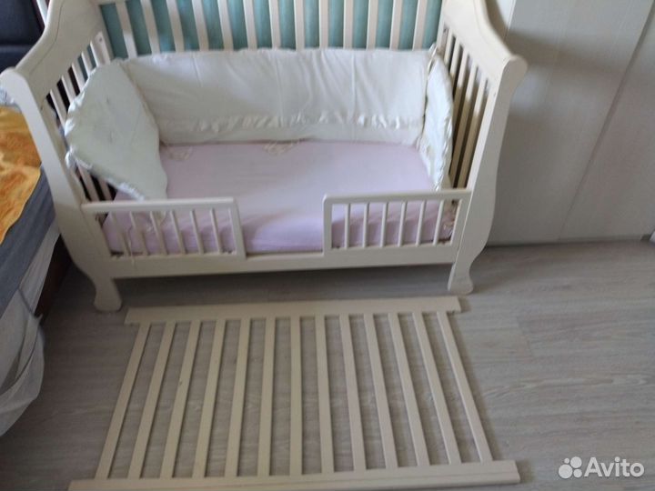 Детская кроватка и пеленальный комод