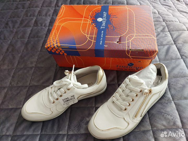 Кроссовки женские р.36