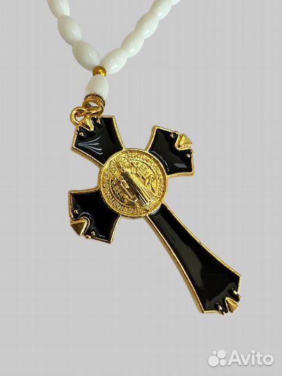 Четки на резинке, белые из камня, с черно- серебри