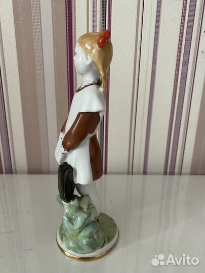 Фарфоровая статуэтка школьница лфз