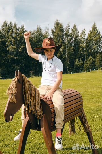 Лошадка деревянная. Ландшафтный интерьер