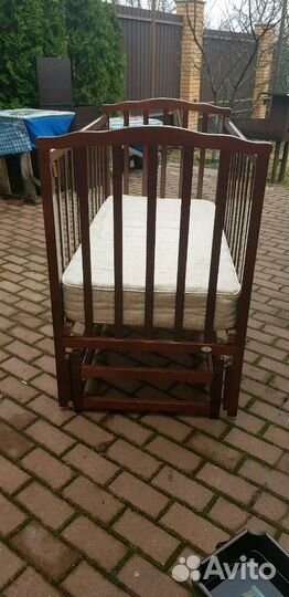 Детская кроватка - дерево