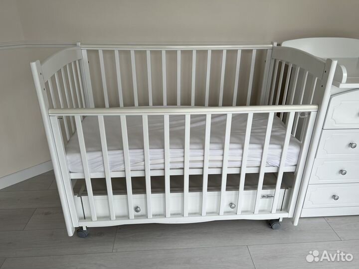 Детская кроватка и комод с пеленальным столиком