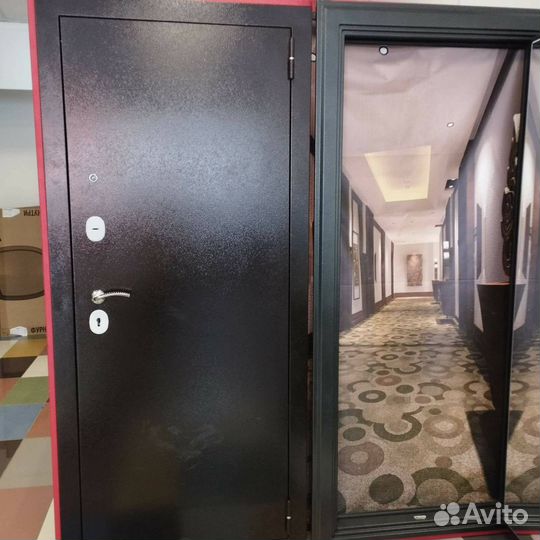 Входная дверь в квартиру с зеркалом, в наличии