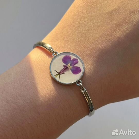 Браслет с лобелией из эпоксидной смолы