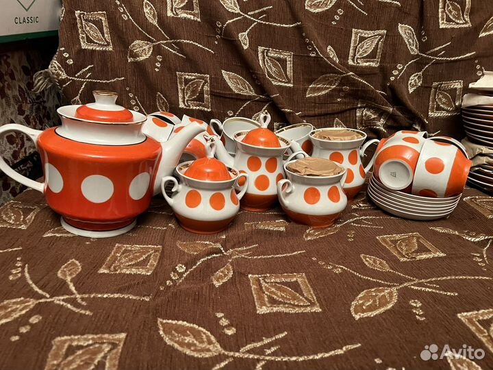 Сервиз чайный+ тарелки красный горох