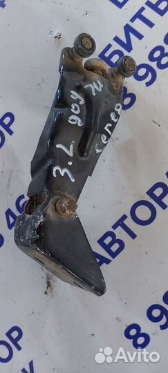 Петля двери задняя левая на Dodge Caravan