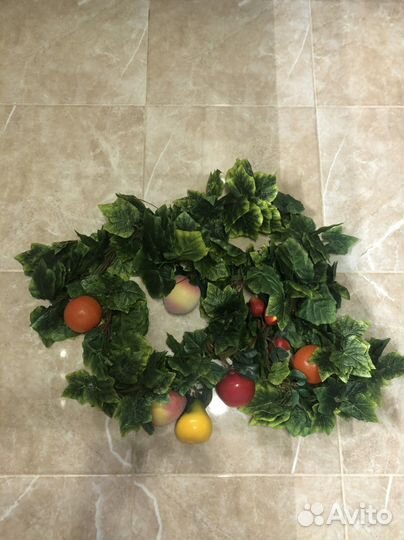 Искусственная зелень с фруктами