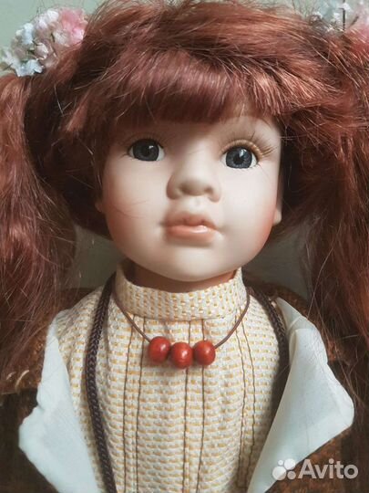 Коллекционная фарфоровая кукла