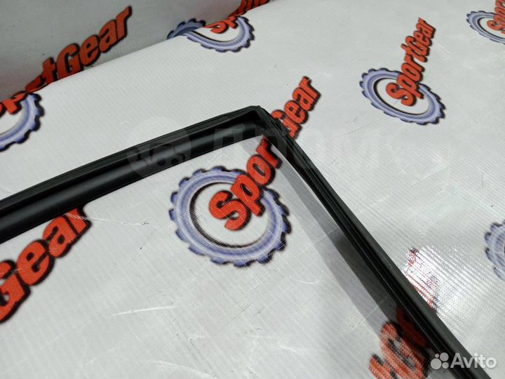 Уплотнитель стекла задний левый Toyota Harrier