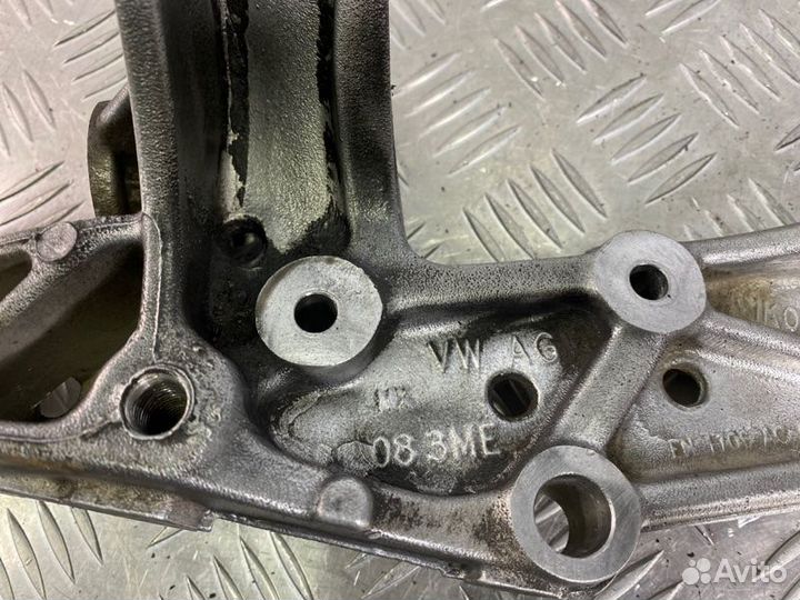 Кронштейн рычага передний правый Volkswagen Golf