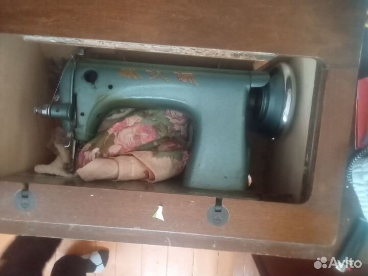 Продаётся китайская швейная машинка