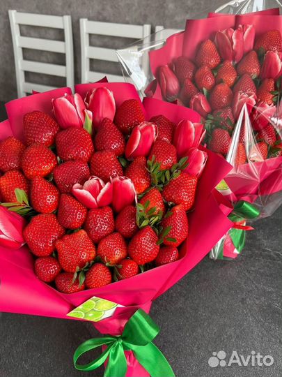 Букет из клубники в шоколаде и тюльпанов 8 марта