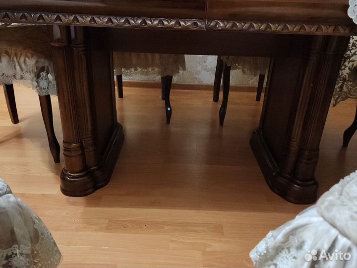 Стол и стулья