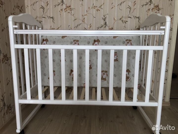 Детская кроватка с матрасом, бортиками и постельны