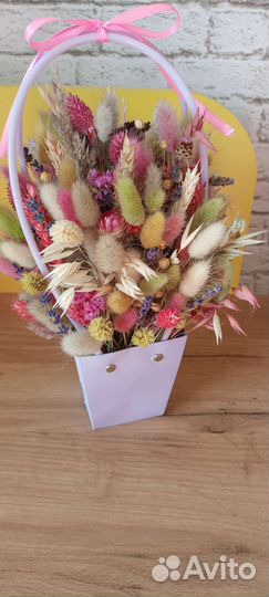Кашпо-корзинка с сухоцветами, лавандой