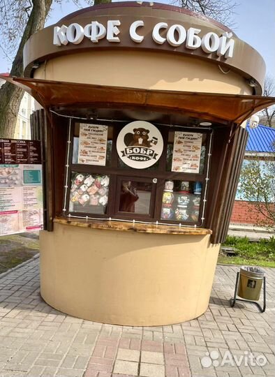 Бариста в мини-кофейню