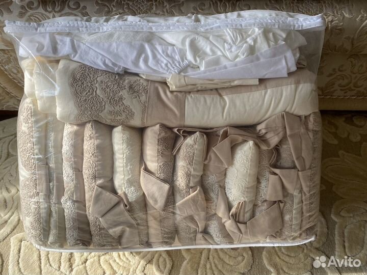 Бортики, одеяло, балдахин в кроватку