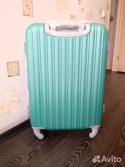Чемодан на колесах (новый)