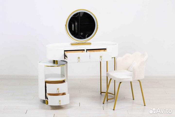 Туалетный столик. Столик с зеркалом и подсветкой