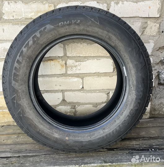 Bridgestone Blizzak DM-V2 215/65 R16