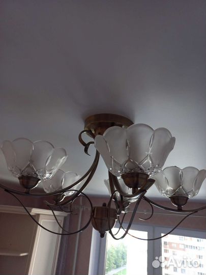 Люстра со светильником