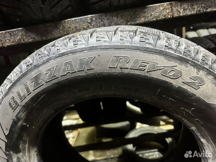 Bridgestone Blizzak Revo2 215/65 R16