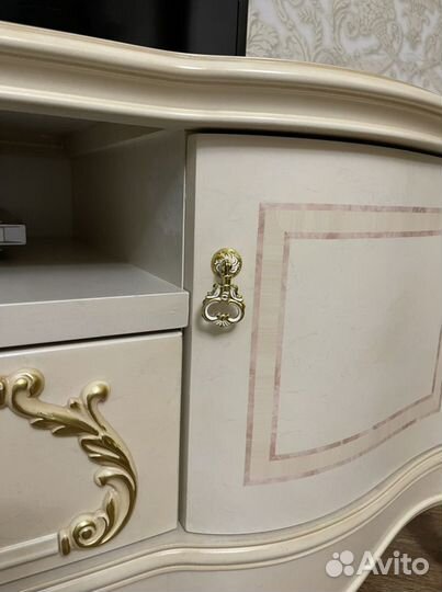 Тумба под телевизор, тв зона и две витрины