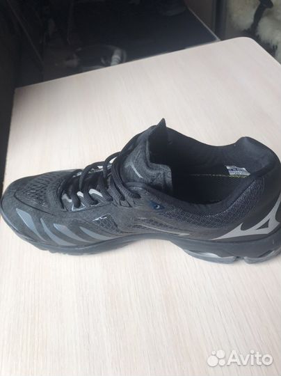 Mizuno wave lightning z5