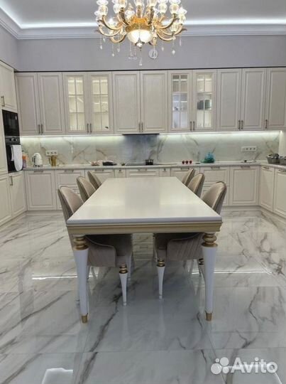 Обеденная зона стол и стулья