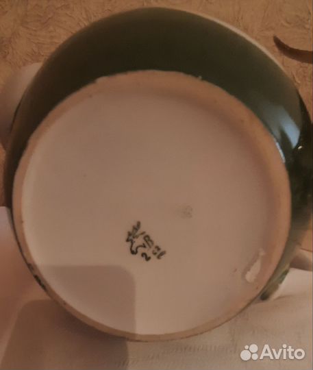 Большой доливной чайник с медальонами 1962 год