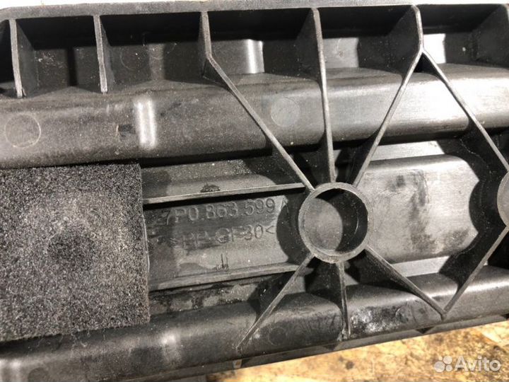 Кронштейн левый Volkswagen Touareg 2