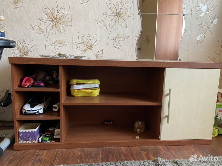 Тумбочка с полками
