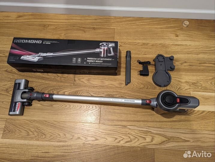 Беспроводной вертикальный пылесос Redmond RV-UR356