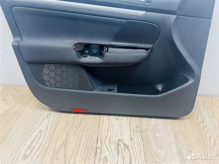 Обшивка двери передняя левая Volkswagen Jetta 5